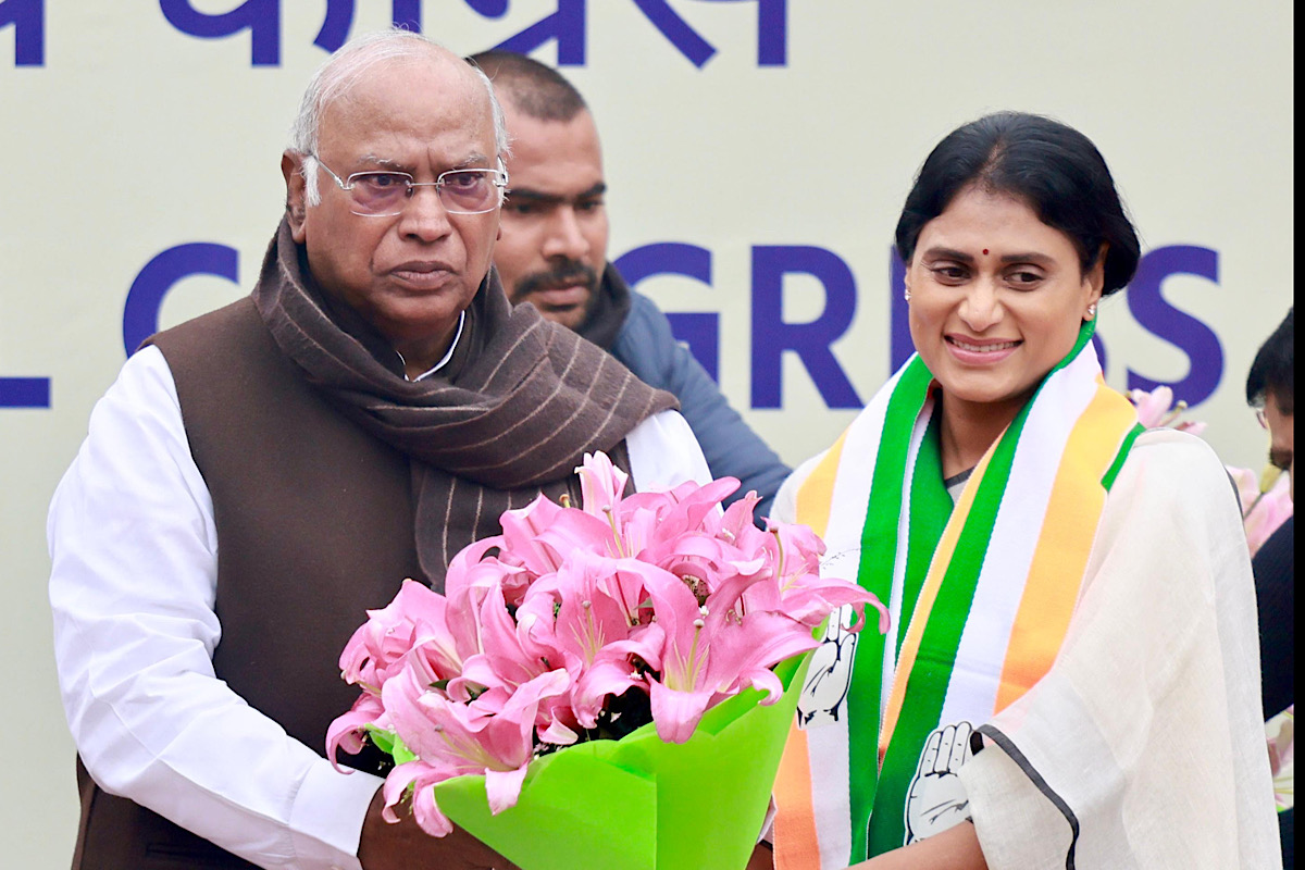 Major boost to Cong ahead of LS polls as YS Sharmila joins party