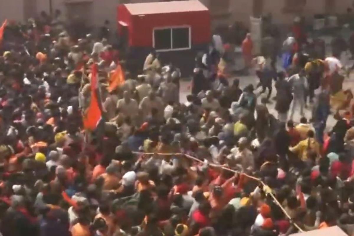 Sea of devotees break through security cordon at Ram temple in Ayodhya | VIDEO