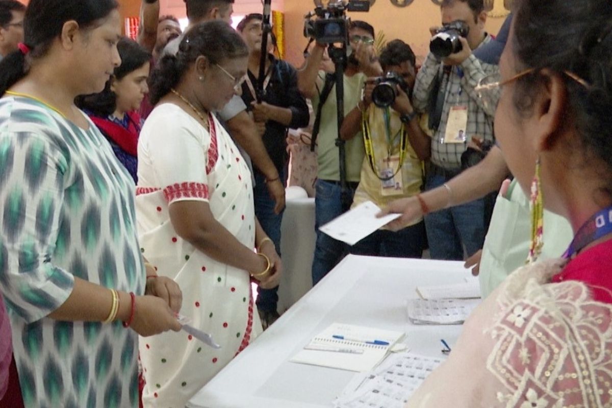 Prez Murmu, CDS Anil Chouhan, other prominent leaders cast their votes in sixth phase