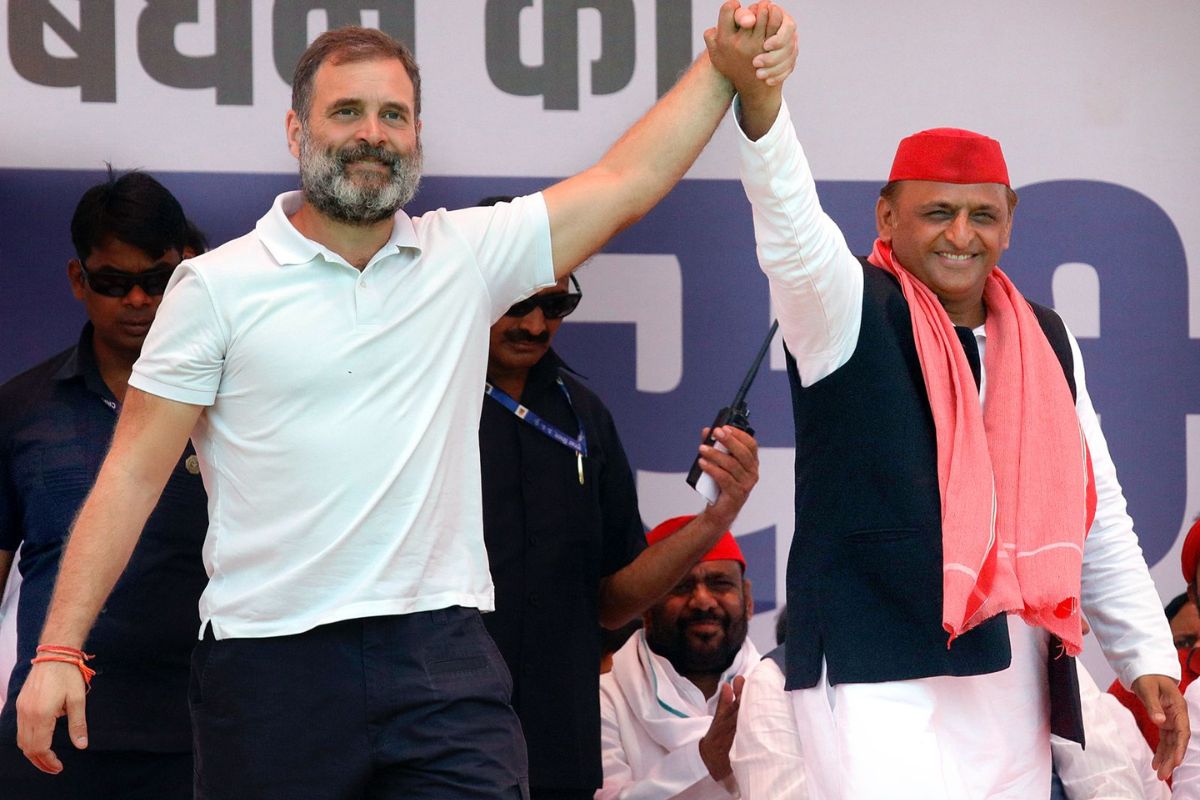 Rahul Gandhi, Akhilesh  lead in UP