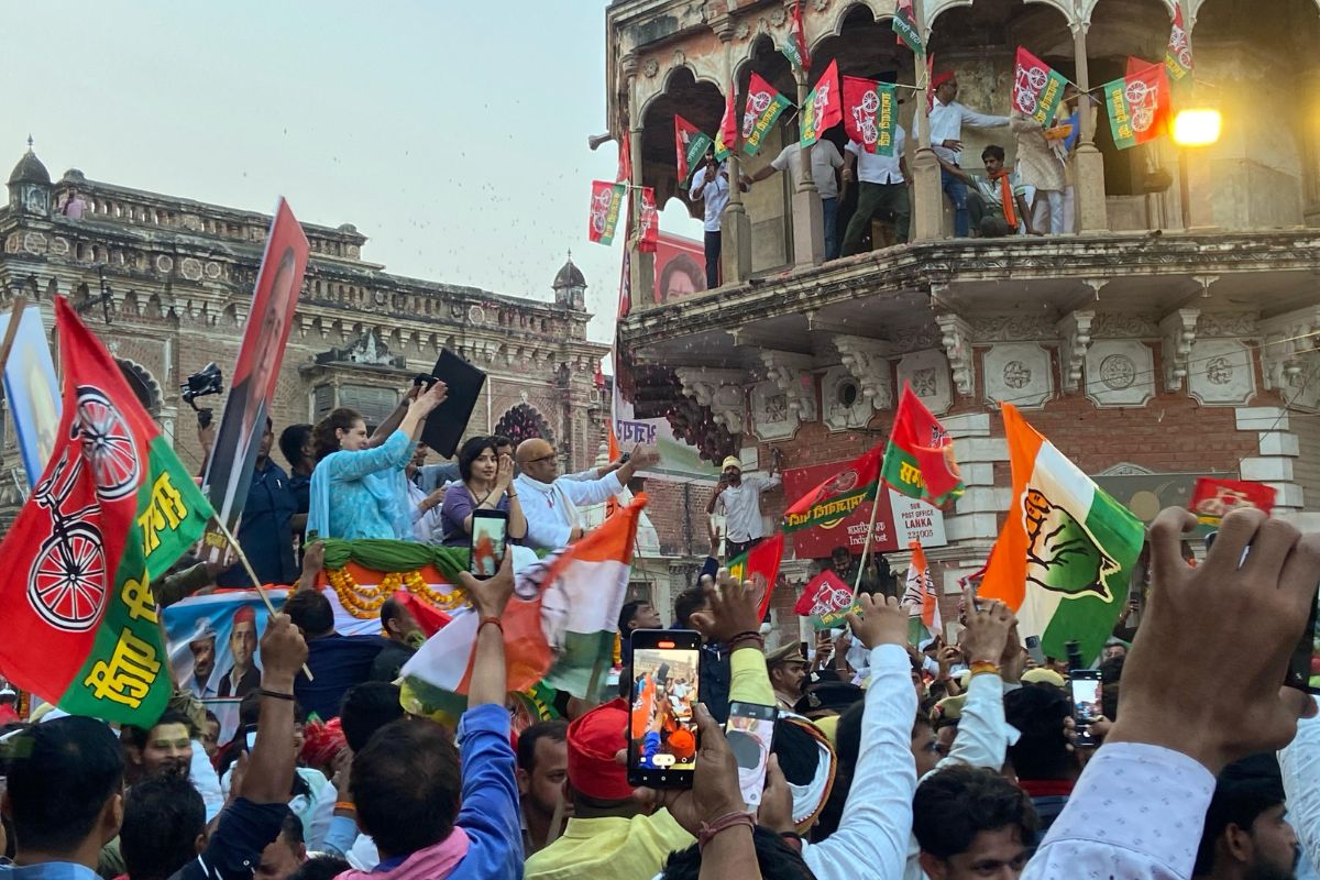 Priyanka, Dimple hold a grand road show in Varanasi