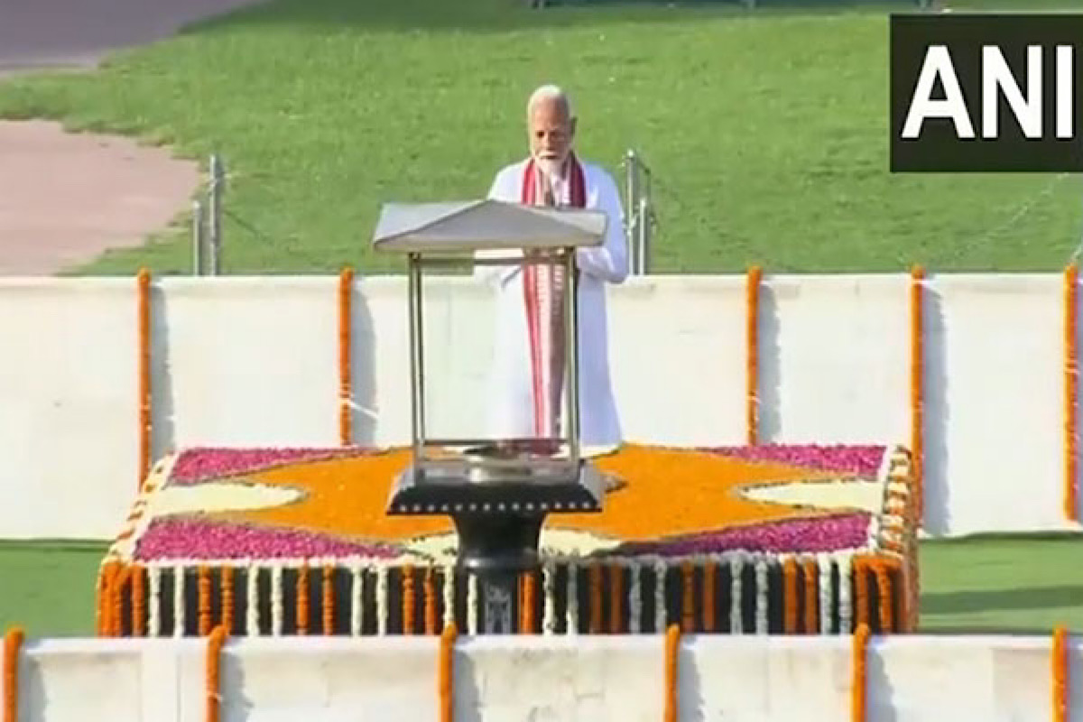 Narendra Modi pays tribute to Mahatma Gandhi at Rajghat ahead of swearing-in as PM