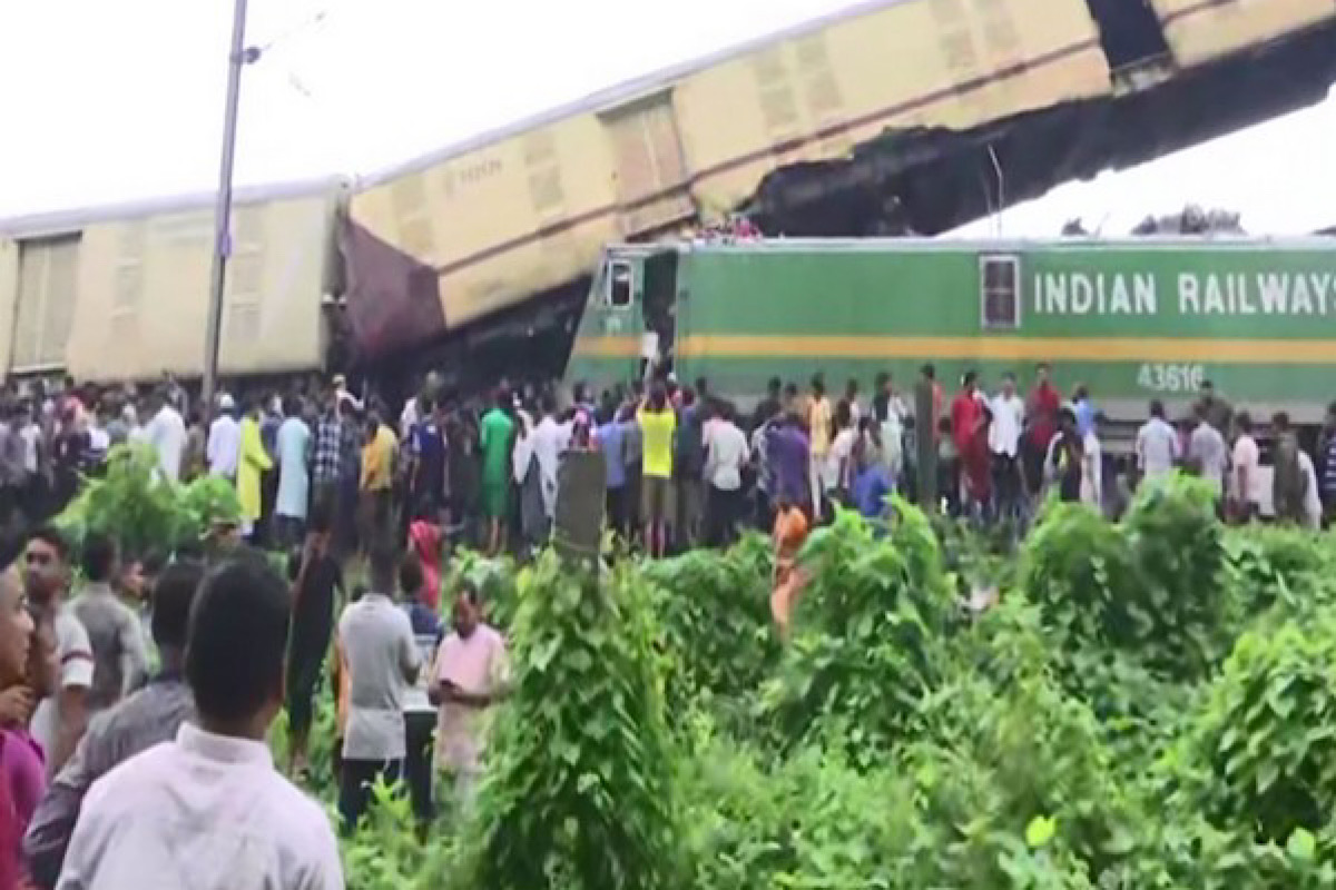 8 killed, several injured as goods train rams into Sealdah-bound Kanchenjunga Express in West Bengal’s Darjeeling