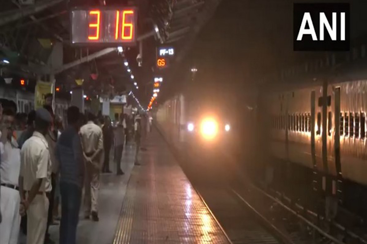 Kin of passengers scramble for news at Howrah station