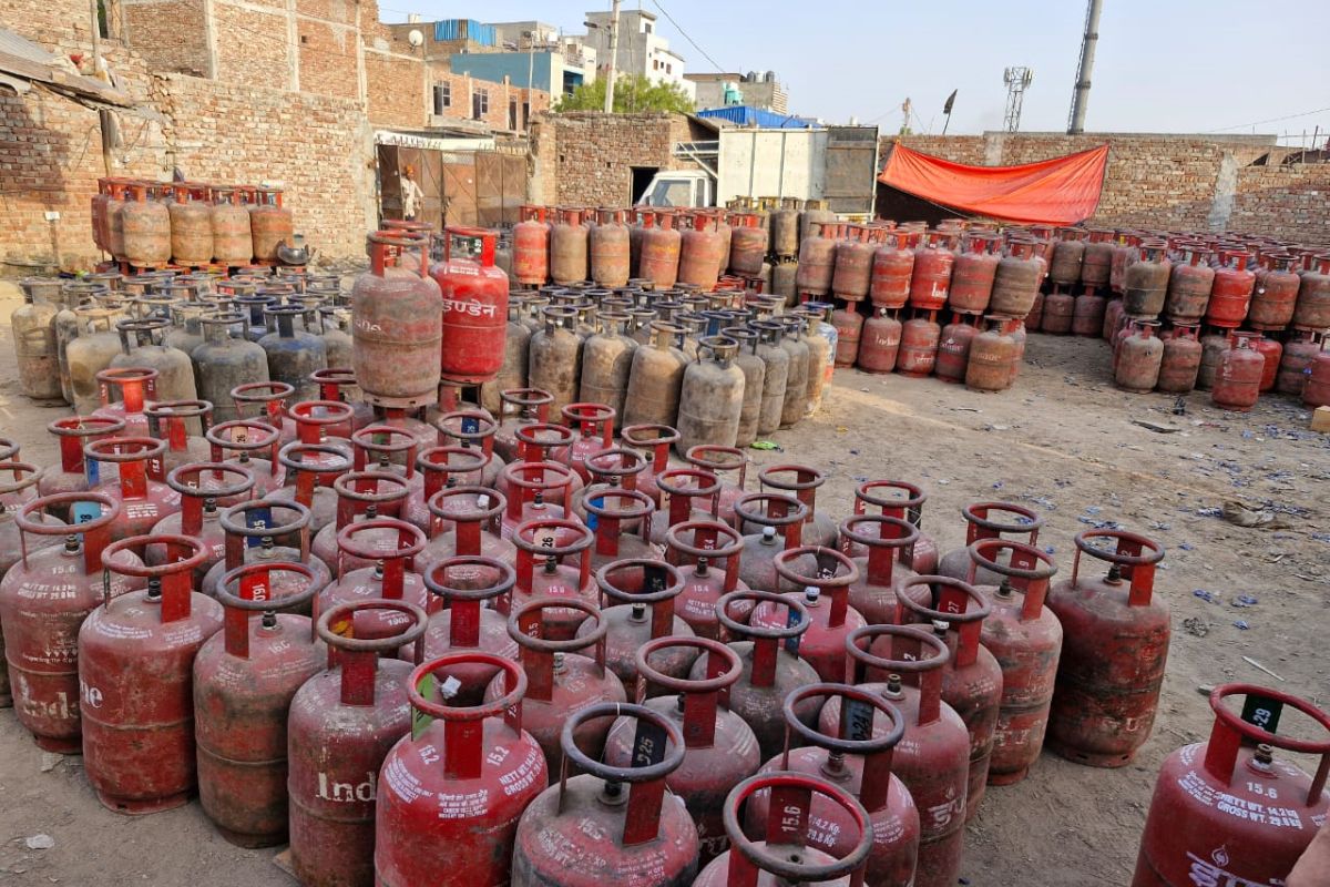 LPG connections to households jump over 2-fold to 32.83 crore in last 10 years