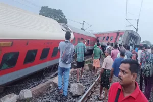 6 injured after several coaches of Howrah-CSMT Express train derails near Jharkhand’s Chakradharpur