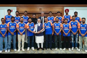 PM hosts World Champions at 7 LKM; BCCI secy, prez presents NAMO jersey to Modi