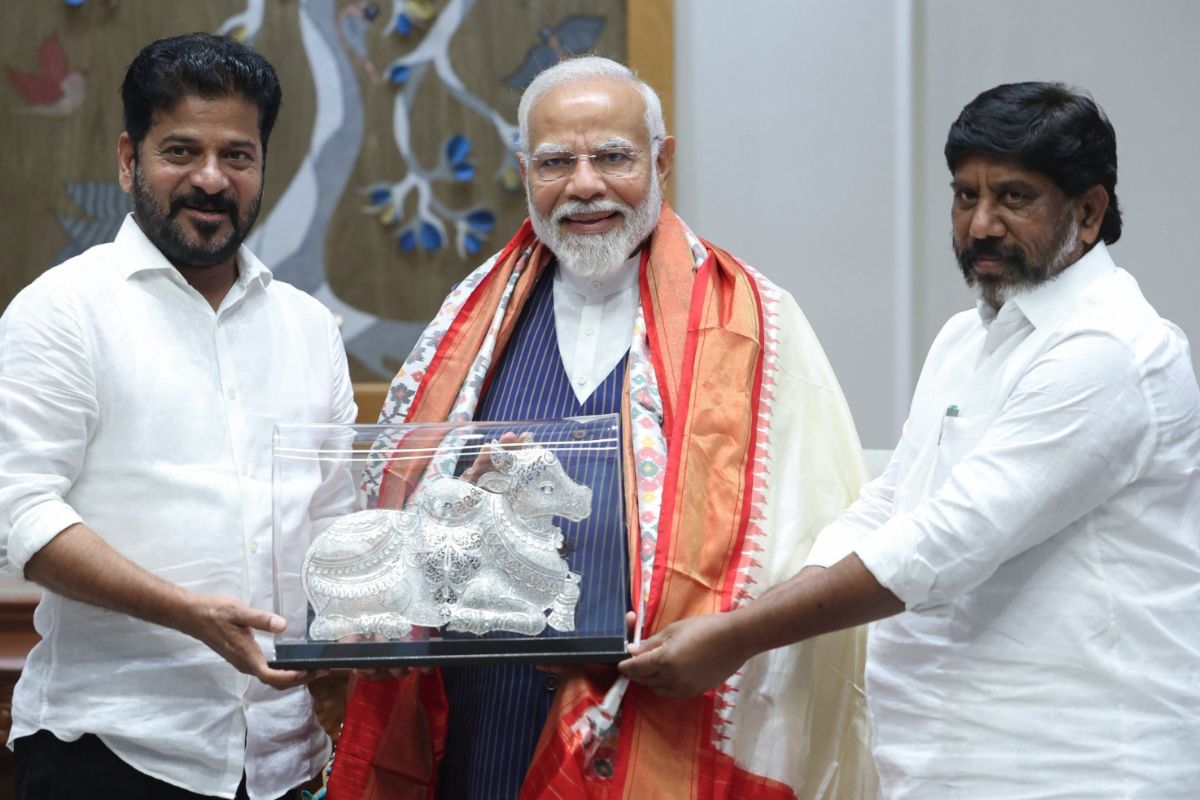 Andhra, Telangana CMs meet PM Modi