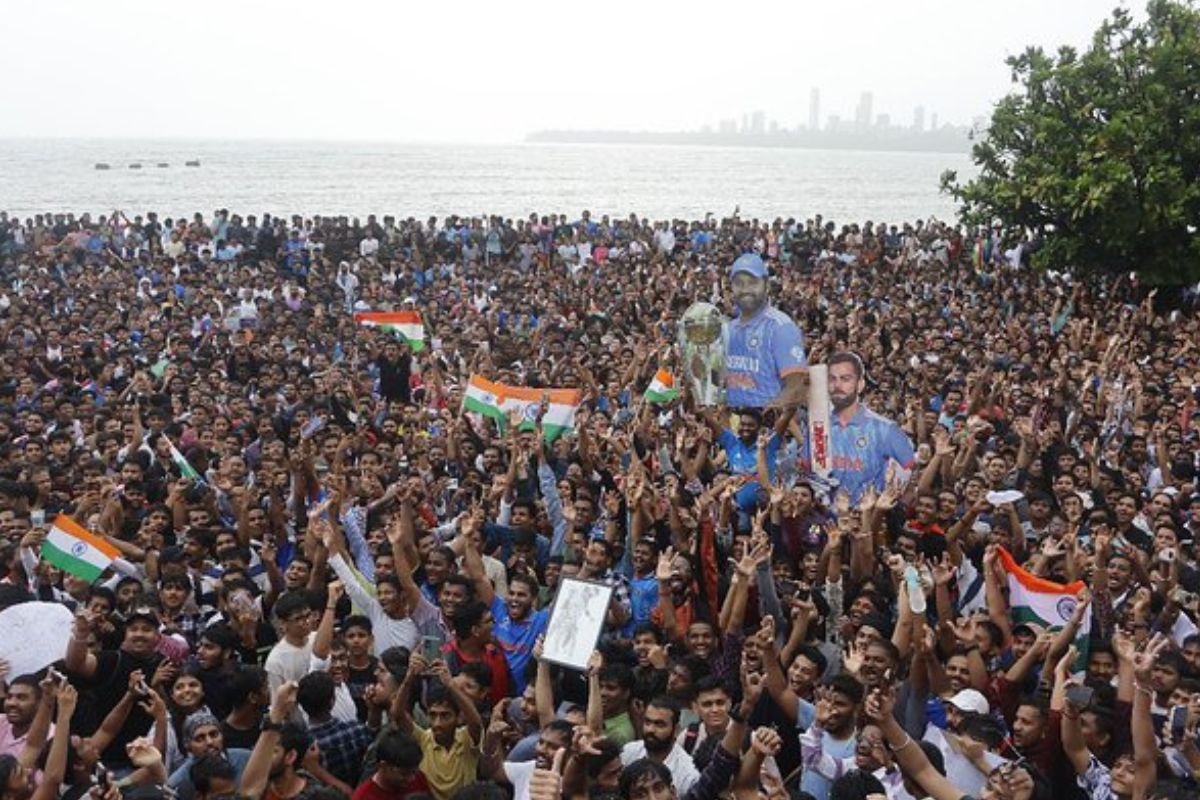 Madness in Mumbai: Crazy scenes at Marine Drive as fans celebrate Team  India's victory parade - The Statesman