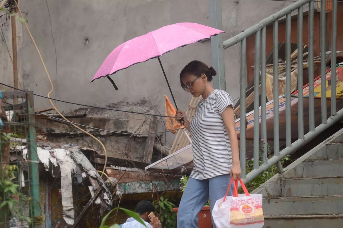 Moderate showers bring mercury down in Delhi