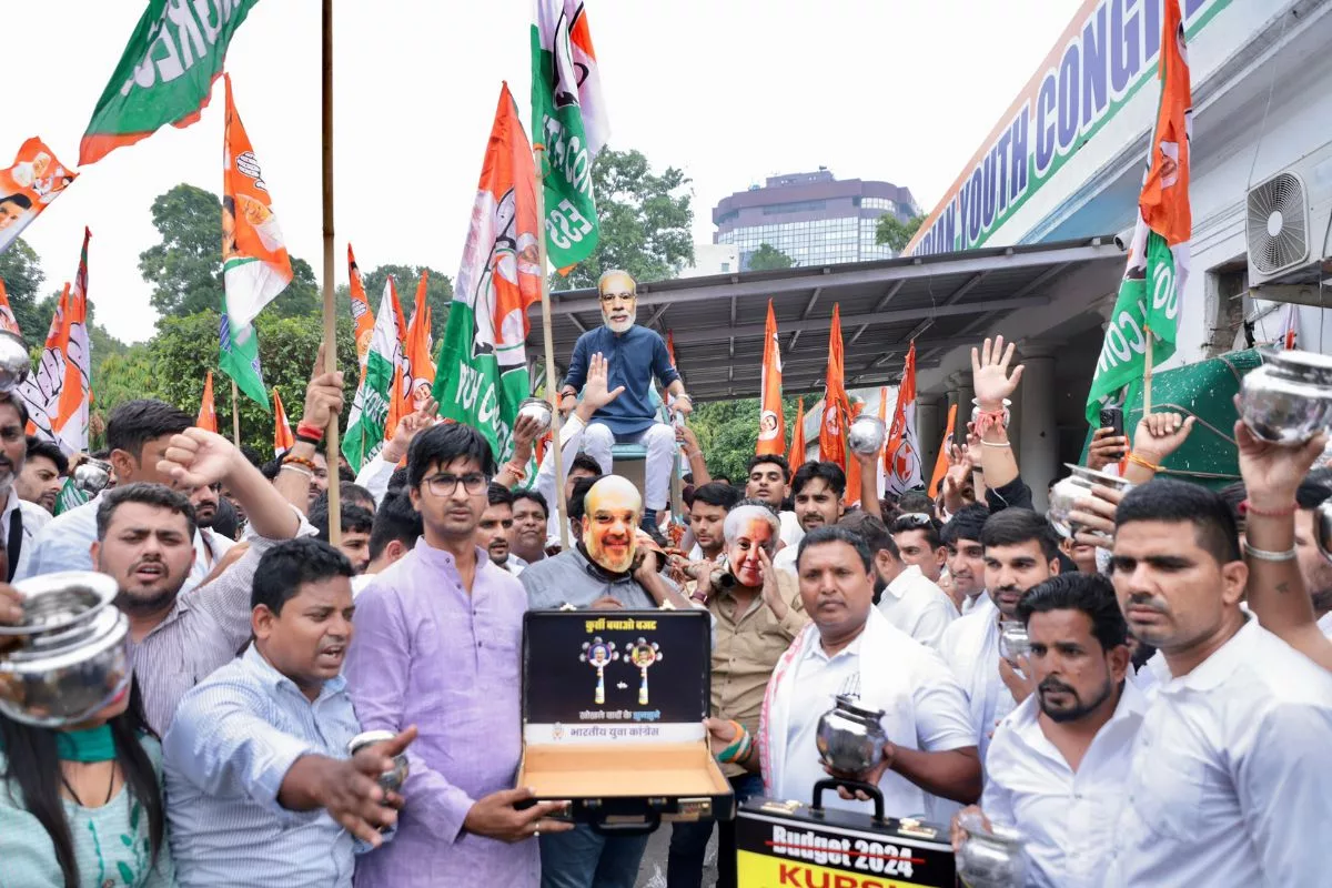 IYC stages protest against Union Budget