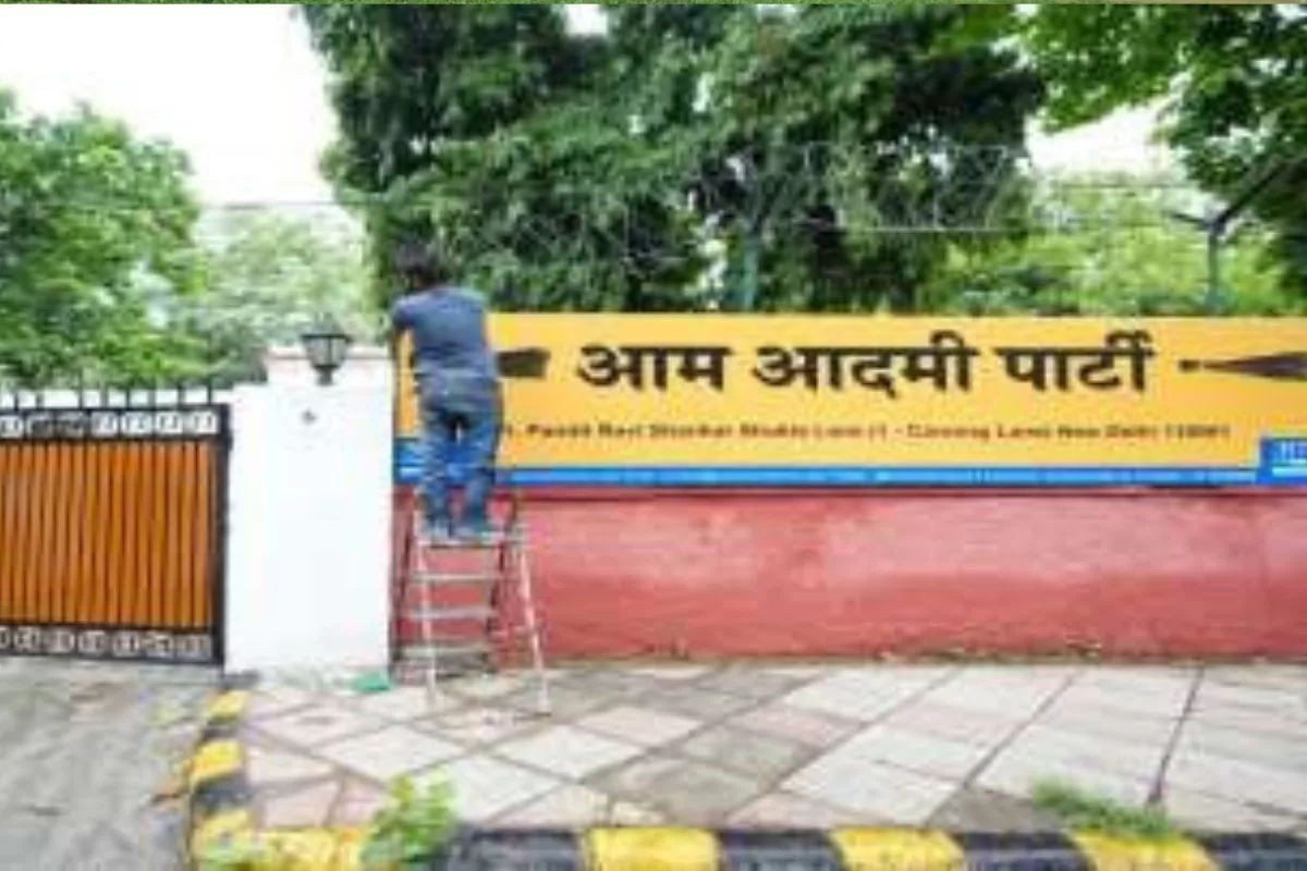 AAP to soon begin operations from new office on Pandit Ravi Shankar Lane; installs signboard at new location