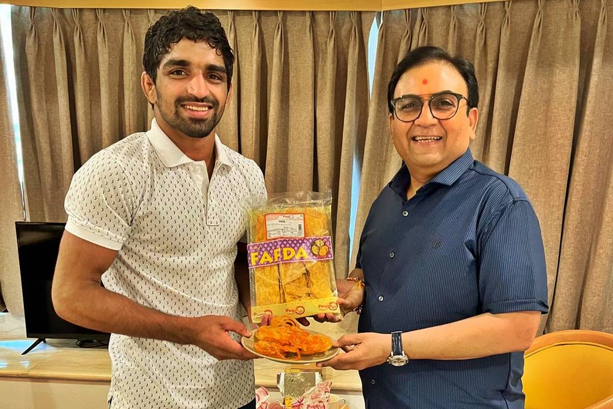 Aman Sehrawat meets Jethalal, receives fafda and jalebis gift