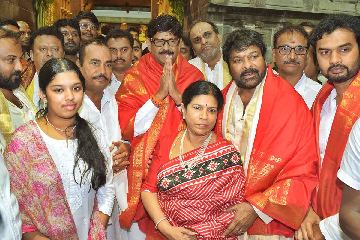 Chiranjeevi celebrates 69th birthday at Tirumala temple