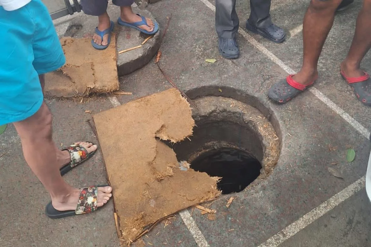 Delhi: Child saved promptly after he fell into a sewer