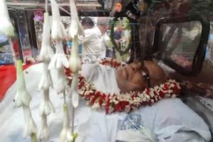 Red Salute, tears abound at Buddhadeb Bhattacharjee’s last journey