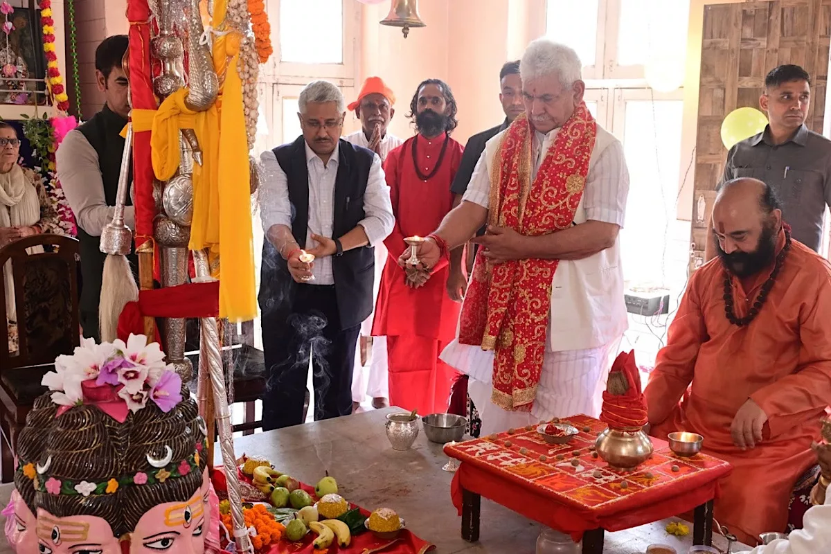 J&K LG Sinha performs ‘pujan’ of holy mace of Lord Shiv