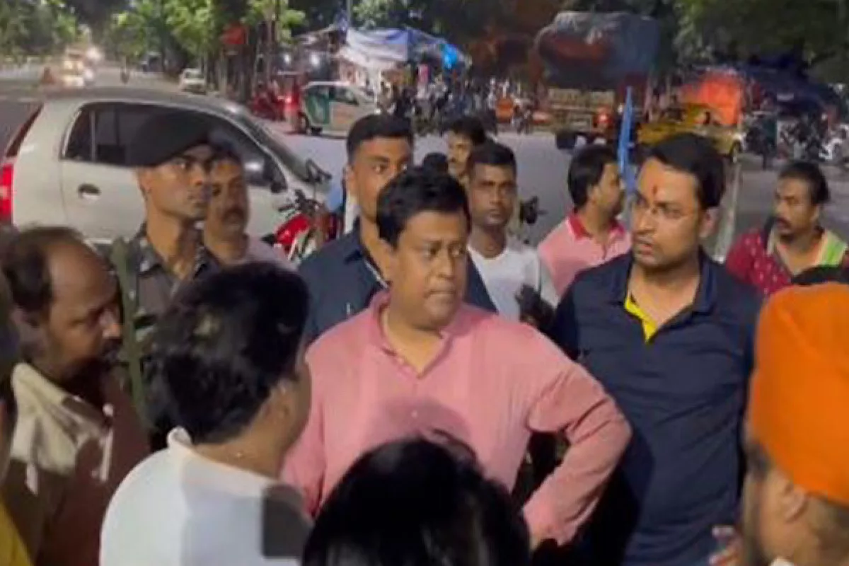 Sukanta Majumdar arrives at Dorina Crossing where Kolkata Police stopped BJP workers from setting up stage for protest