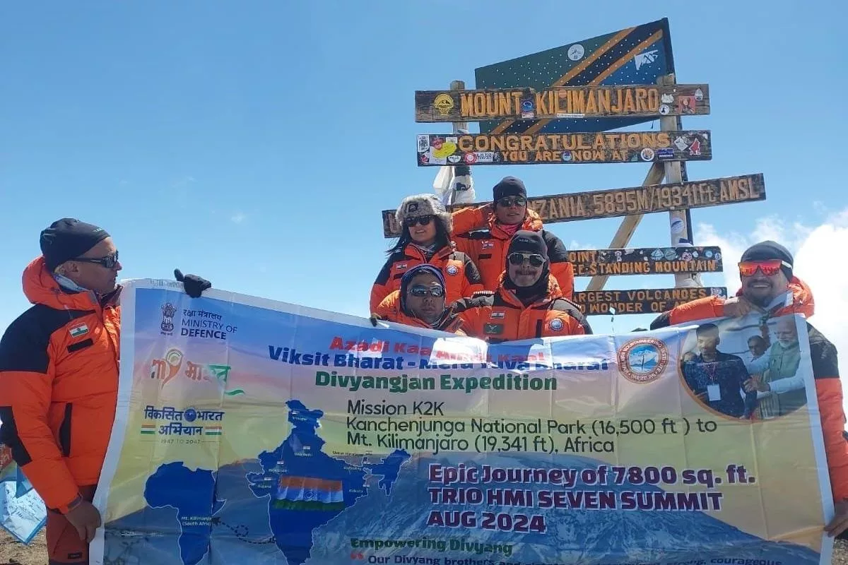 MoD’s Divyangjan expedition team unfurls 7800 sq ft tricolor atop Uhuru Summit of Mt. Kilimanjaro