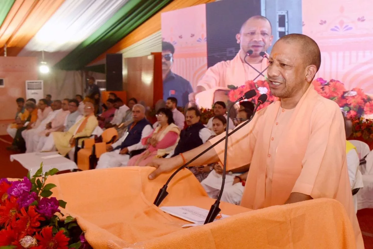 ‘Topi laal, kaarname kale’: Yogi Adityanath’s dig at Samajwadi Party