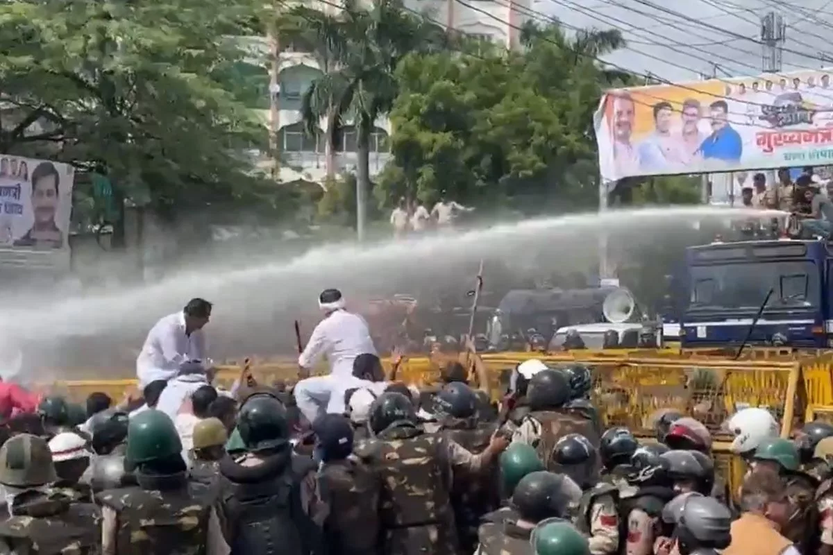 Cong protests outside MP CM house, Police use water cannons to stop them