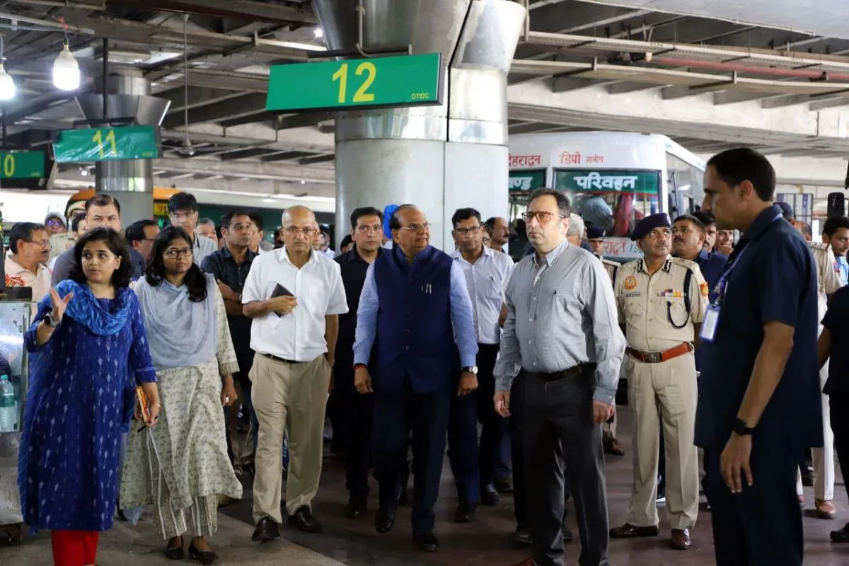 LG inspects ISBT Kashmere Gate, directs complete makeover of terminal