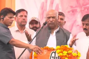 “Pay attention to serious issues like Manipur, caste census”: Kharge to Shah