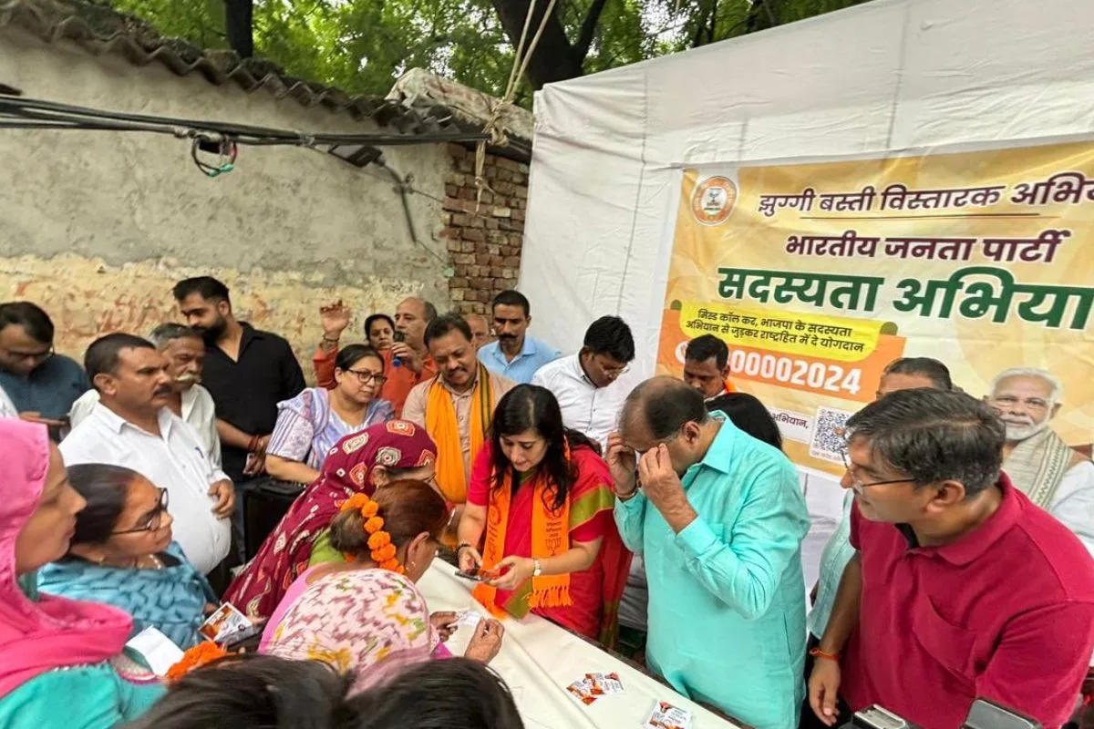 Smriti Irani, Bansuri Swaraj take part in BJP membership drive in Delhi