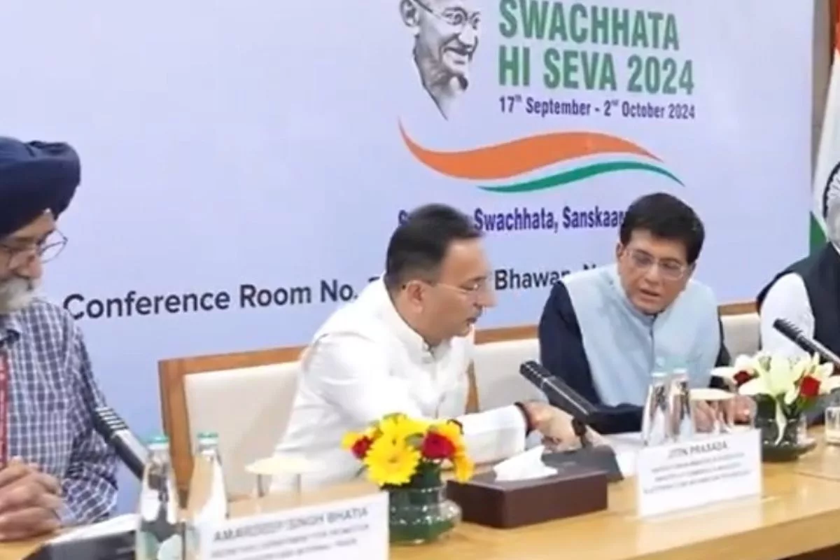 Piyush Goyal administers Swachhata pledge to officers and staff of Commerce Ministry