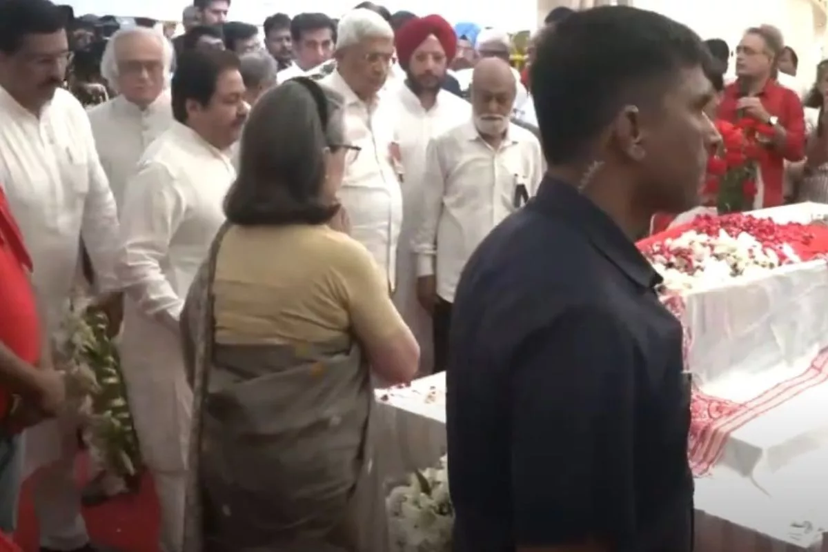 Sonia Gandhi, Sharad Pawar among other leaders pay homage to Sitaram Yechury