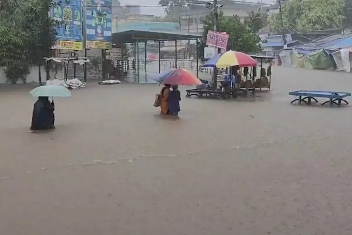 Heavy rain devastates Andhra and Telangana; several killed, people stranded & traffic disrupted