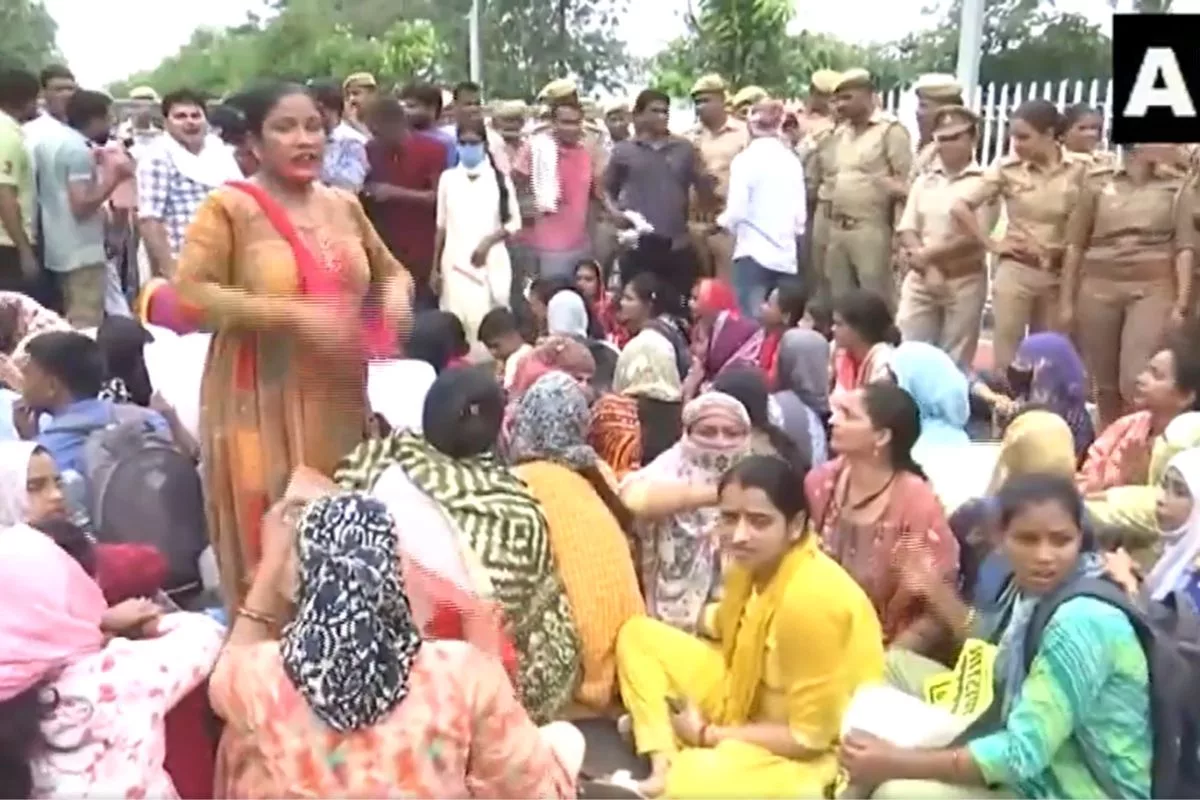 Youths protest : Demand fresh merit list of 69k appointed assistant teachers in UP