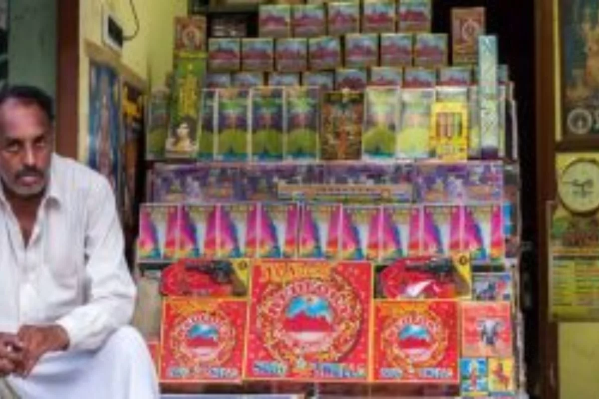 Kejriwal govt bans sale of firecrackers in Delhi