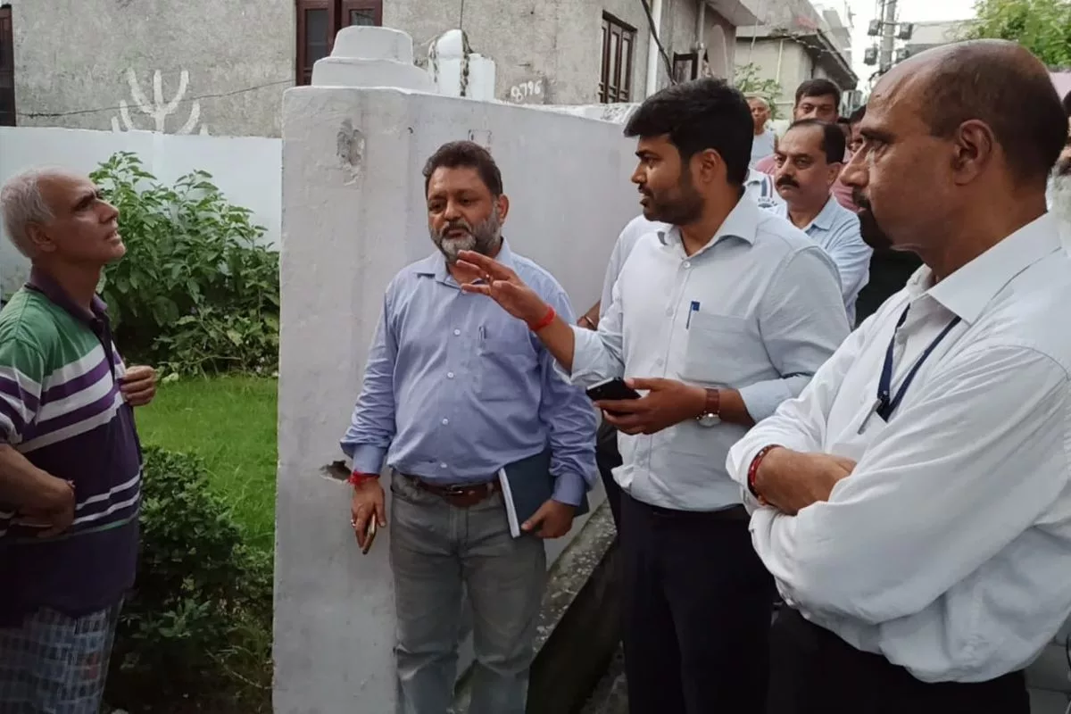 JMC commissioner visits dengue hotspots in Jammu