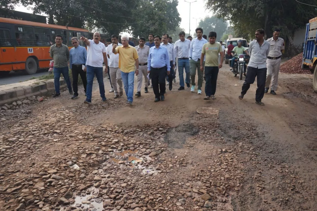 Delhi ministers & AAP leaders inspect PWD roads, say they will make city  potholes free by Diwali