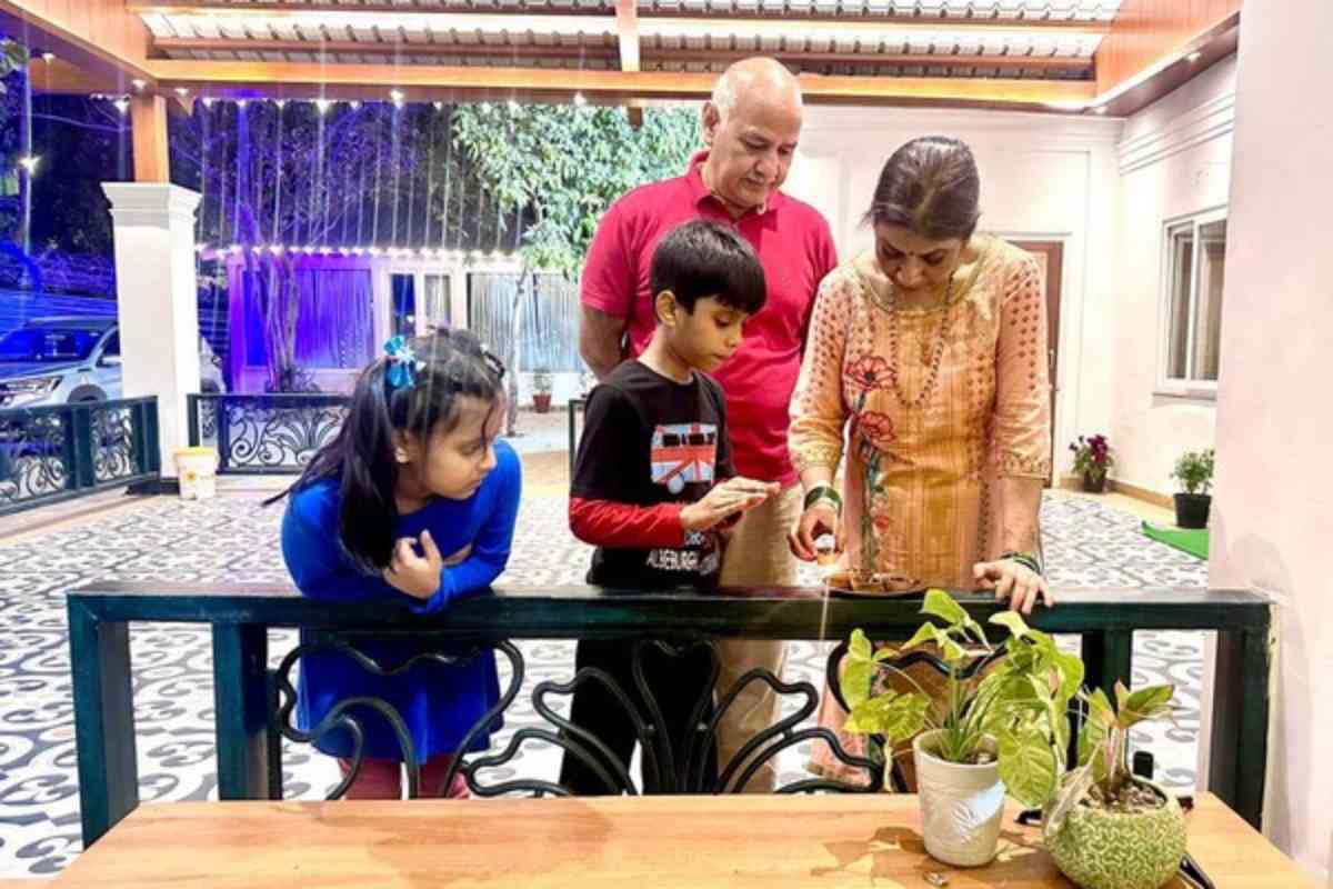 AAP’s Manish Sisodia celebrates Chhoti Diwali with family; extends greetings to people