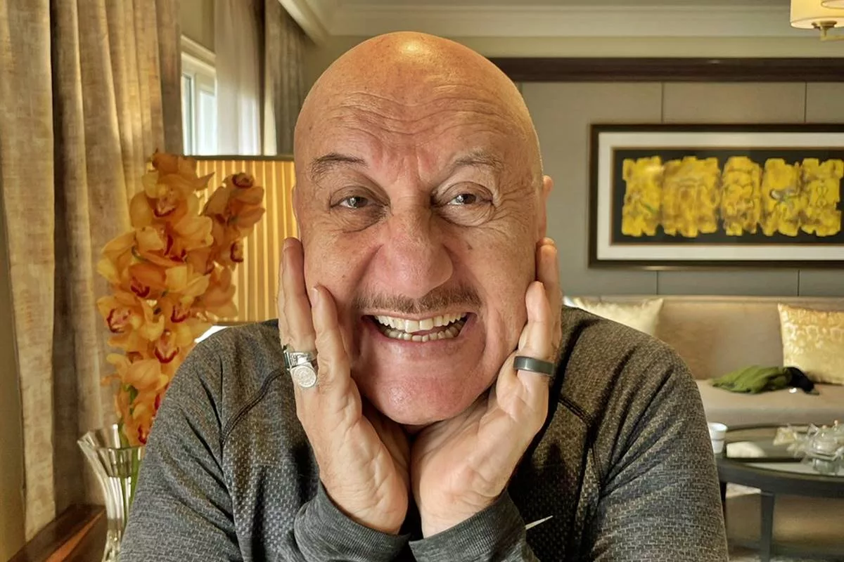 Who stole Anupam Kher’s car outside Mahalakshmi temple?