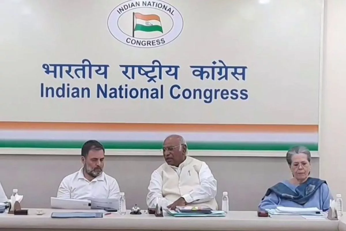 Kharge holds CEC meet to discuss names for Maha polls