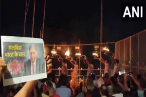 UP: Tributes paid to Ratan Tata during Ganga Aarti at Dashashwamedh Ghat in Varanasi