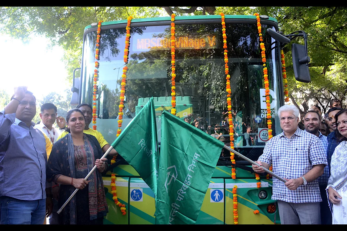 Gahlot inaugurates trial of mohalla buses on Vasant Vihar circular route