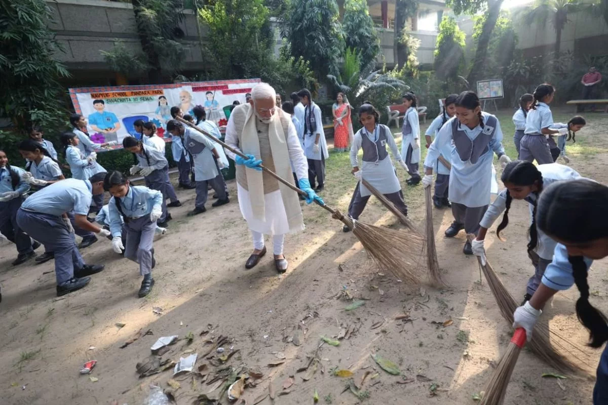 PM Modi carries out ‘shramdaan’ with students at NDMC Navyug School, Pandara Park in Delhi