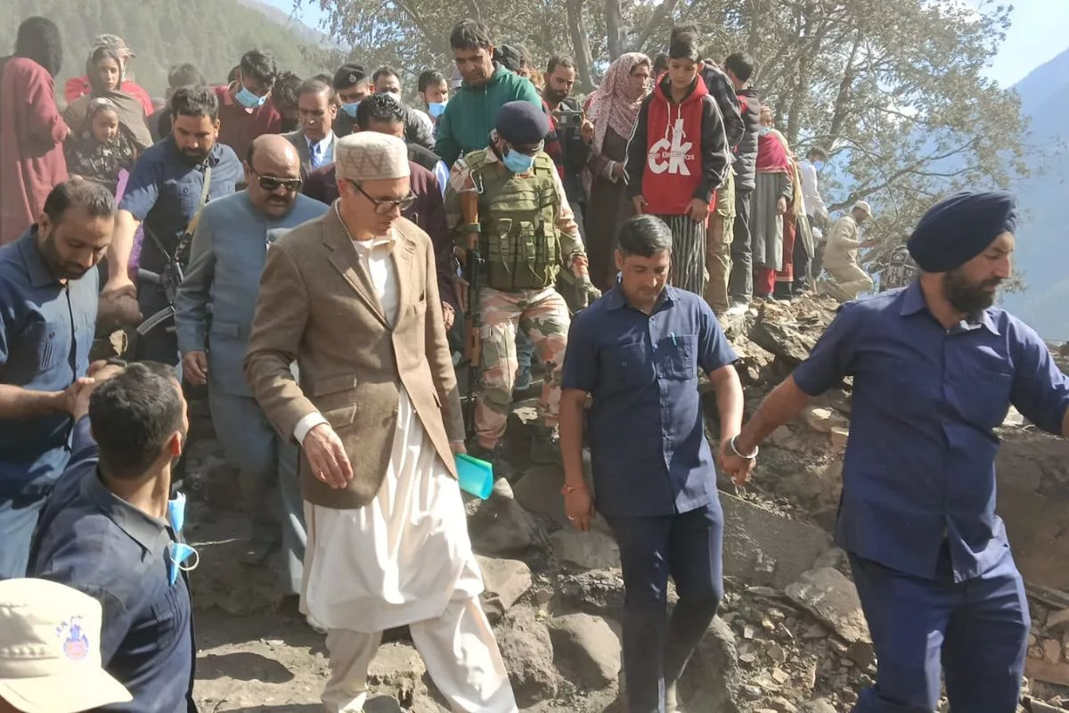 Omar visits fire devastated Warwan village in Kishtwar