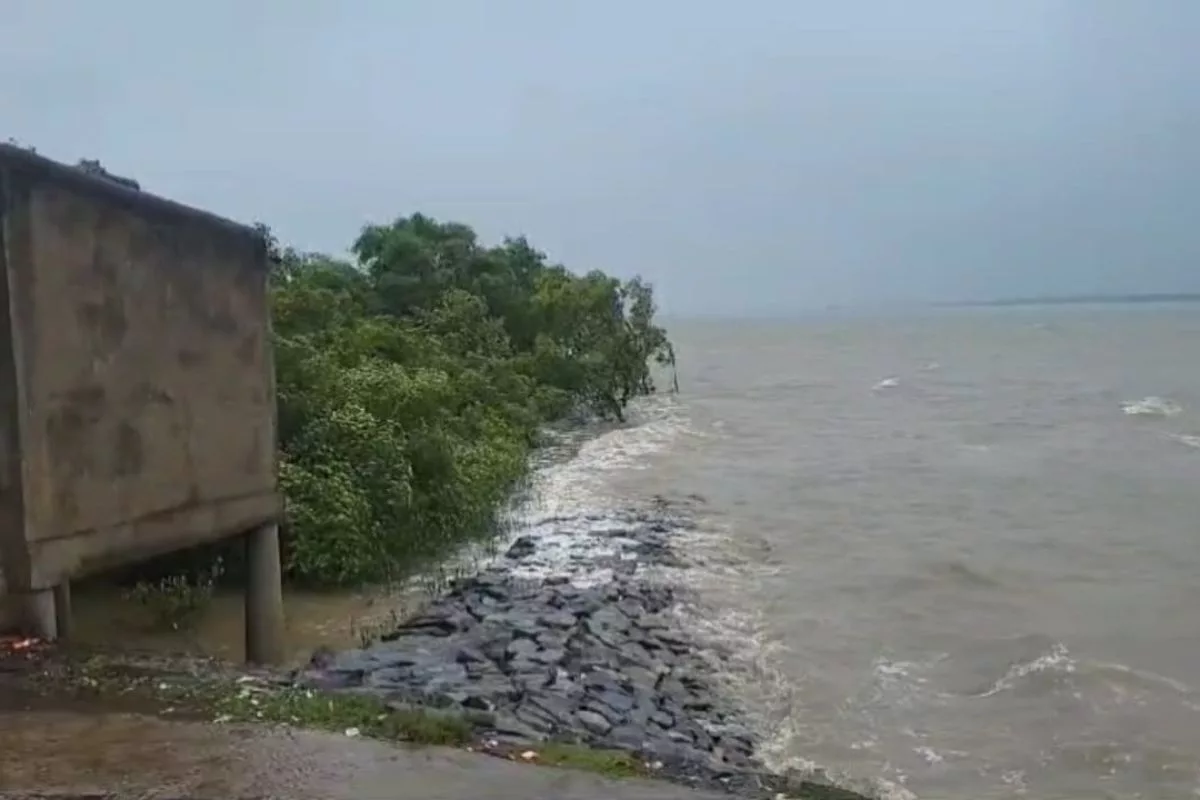 People scurry for cover in Odisha as Cyclone Dana hurtles towards the coastal State