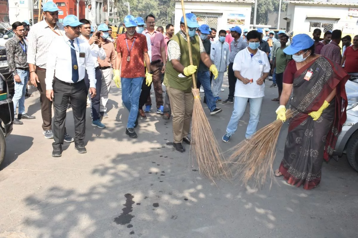 CSIR leads mass cleanliness drive at New Delhi Railway Station