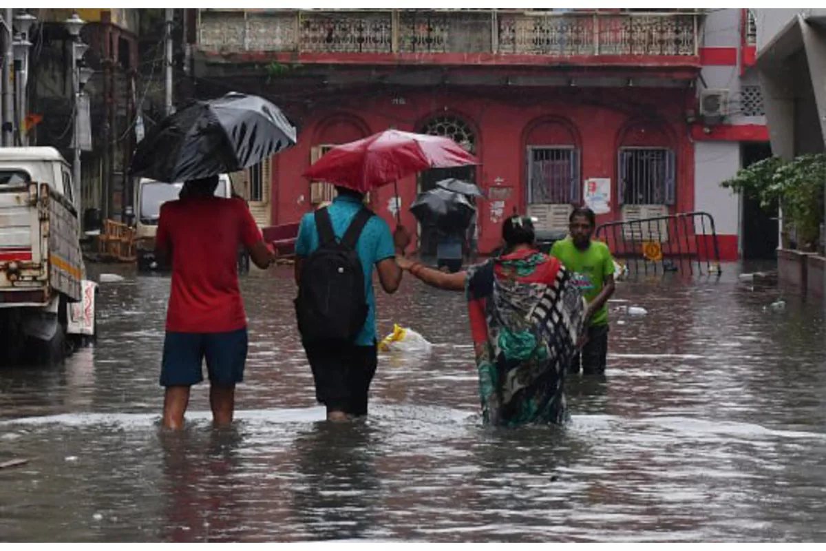 Heave rain due to Cyclone Dana in Kolkata