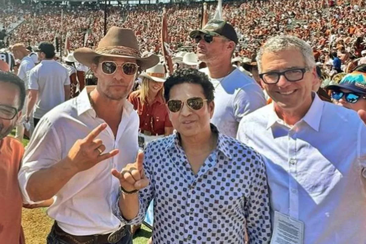 Sachin Tendulkar poses with Matthew McConaughey