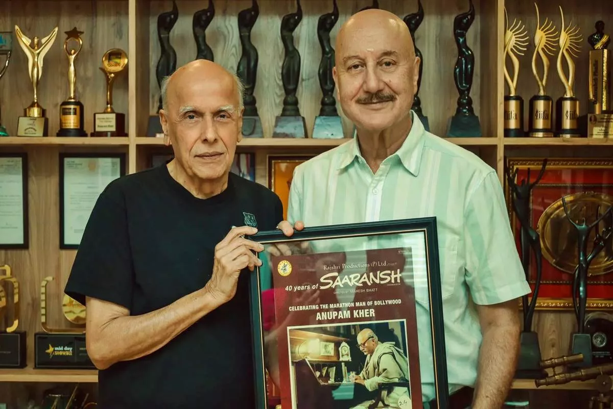 Anupam Kher receives heartfelt gift from Mahesh Bhatt on 40-year milestone