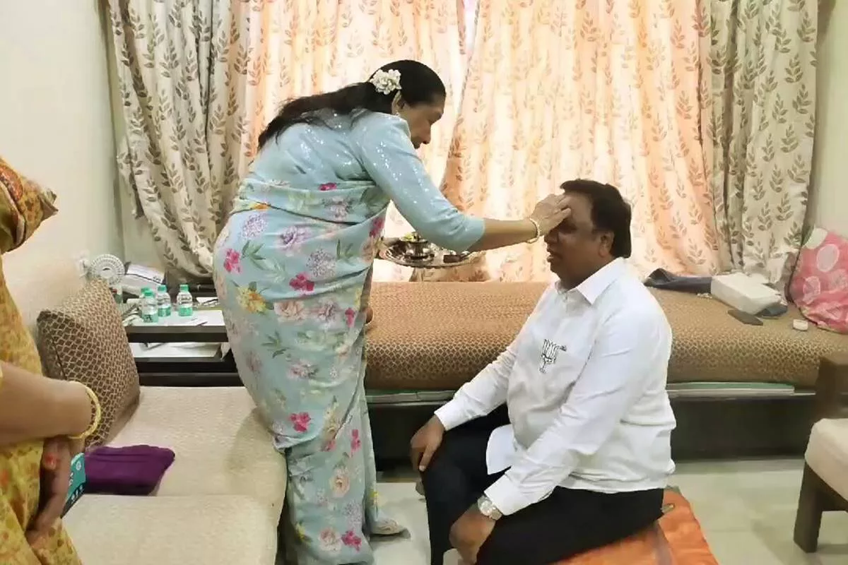 Asha Bhosle celebrates Bhai Dooj with Mumbai BJP chief Ashish Shelar