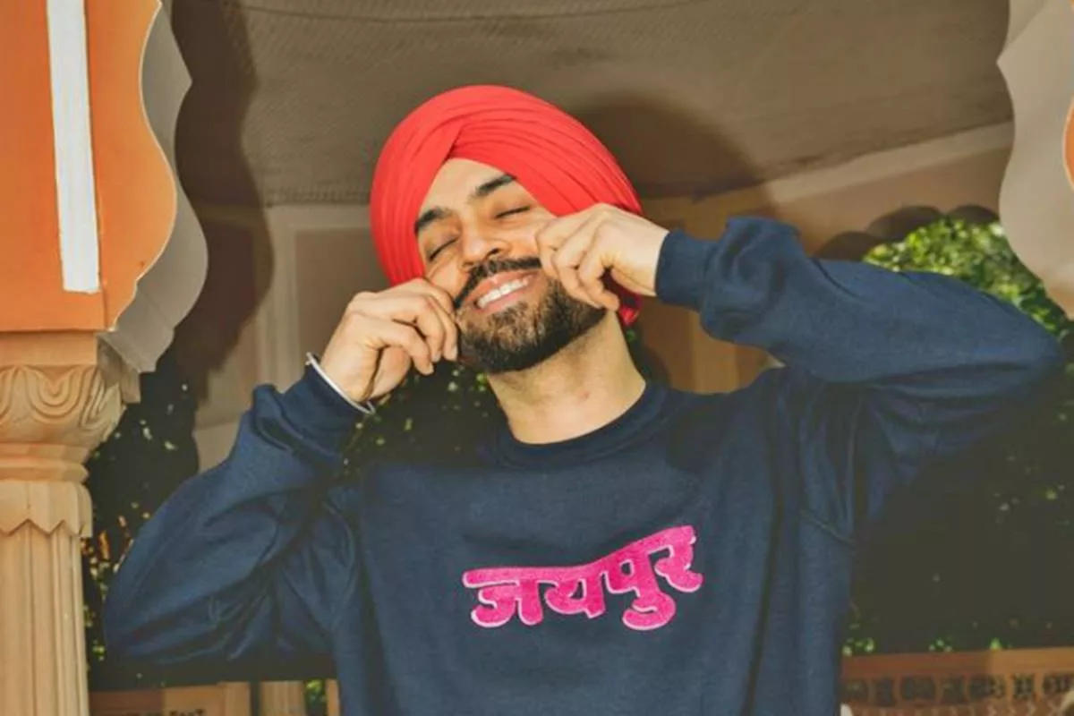 Diljit Dosanjh dances Bhangra with a fan at Jaipur Concert