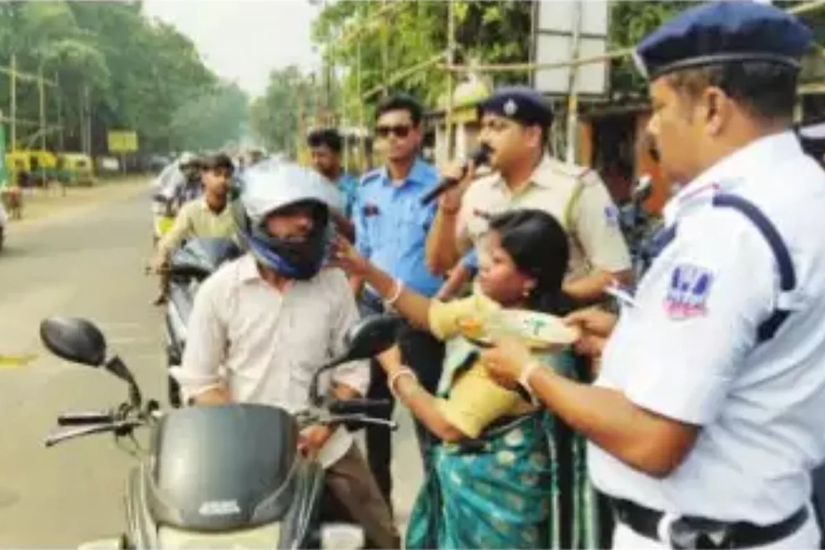 Women cops offer phonta, helmets to offender bikers